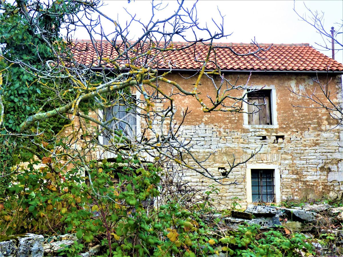 Oprtalj, casa istriana autoctona con terreno edificabile