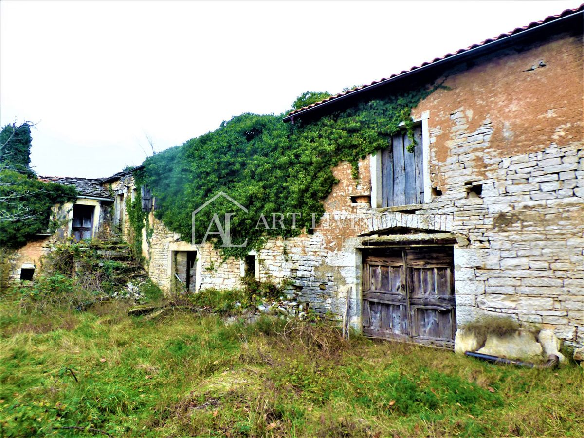 Oprtalj, casa istriana autoctona con terreno edificabile