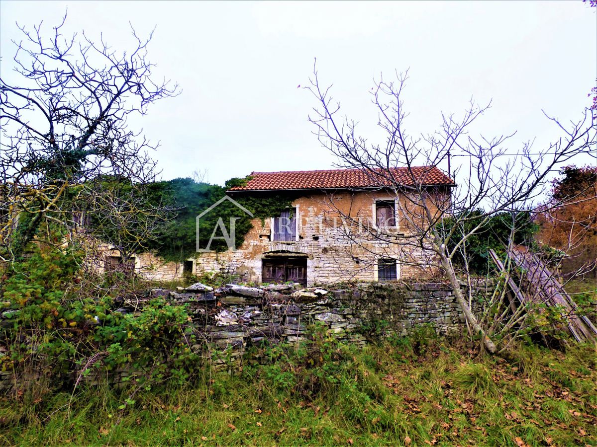 Oprtalj, casa istriana autoctona con terreno edificabile