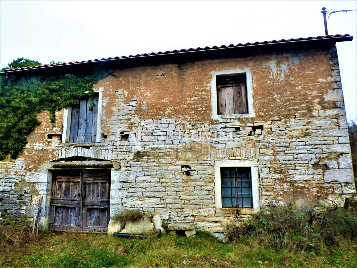 Oprtalj, casa istriana autoctona con terreno edificabile