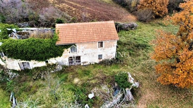 Oprtalj, casa istriana autoctona con terreno edificabile