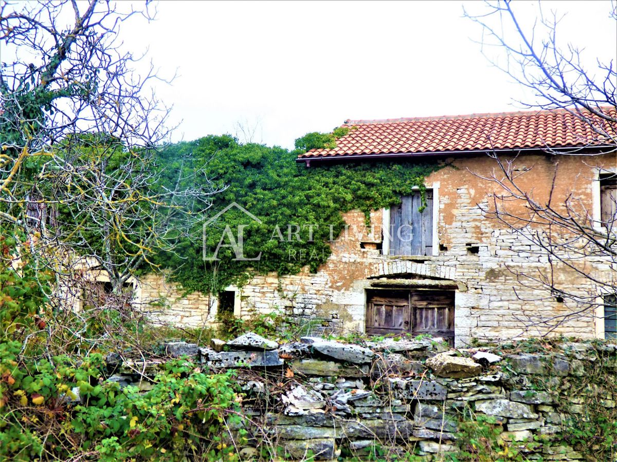 Oprtalj, casa istriana autoctona con terreno edificabile