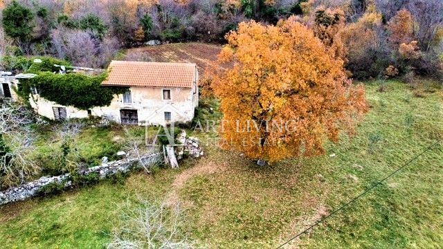 Oprtalj, casa istriana autoctona con terreno edificabile