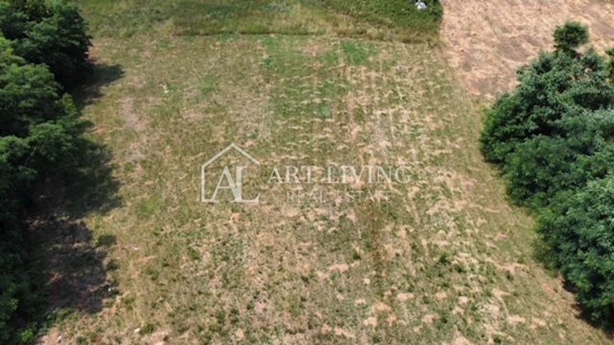 Parenzo - dintorni, terreno edificabile in un villaggio tranquillo e bello a 14 km dal mare