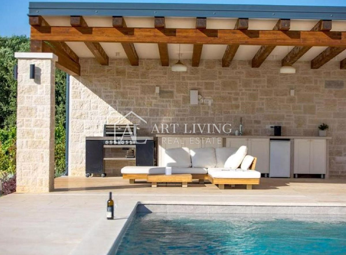 Istria, Parenzo, dintorni – lussuosa villa in pietra con piscina in stile istriano