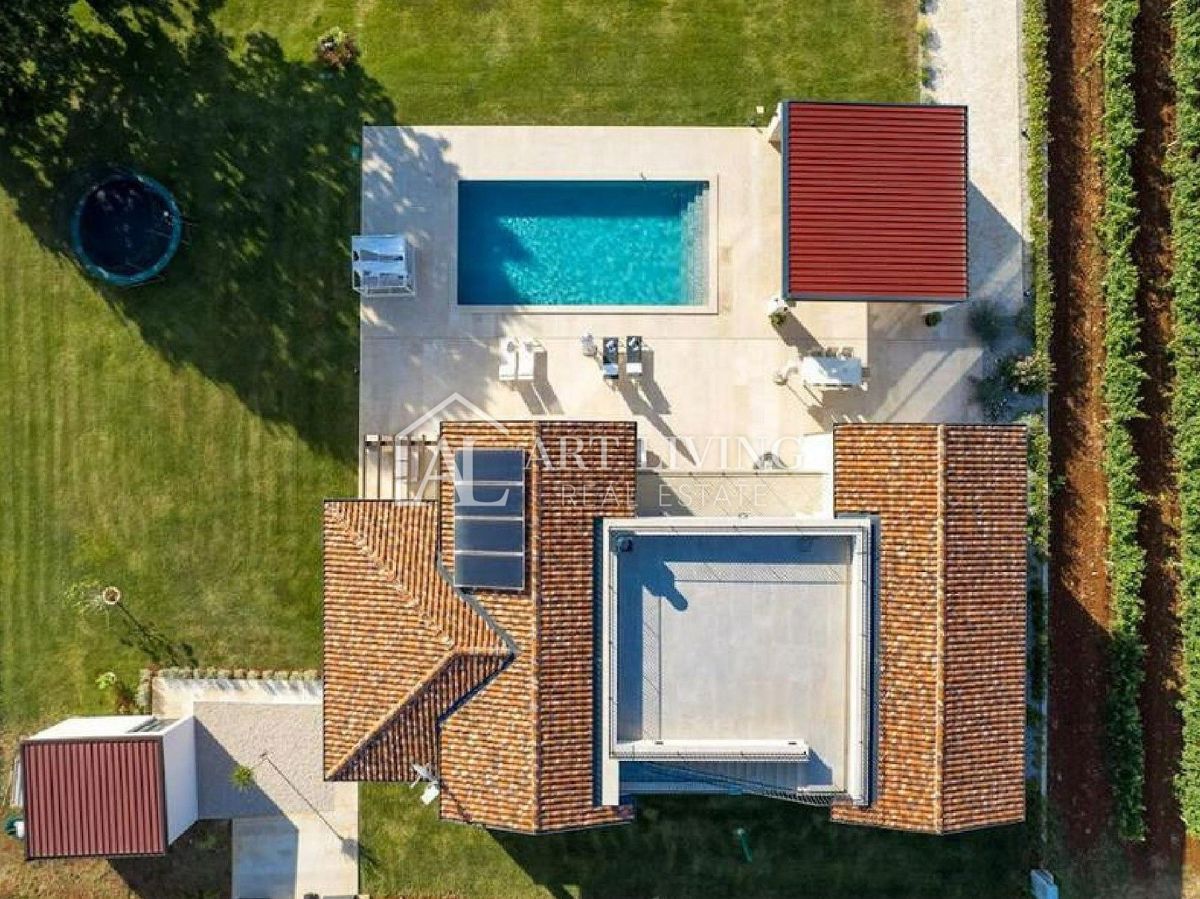 Istria, Parenzo, dintorni – lussuosa villa in pietra con piscina in stile istriano