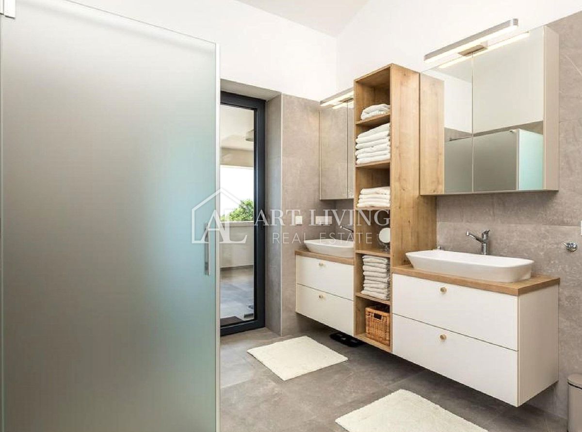 Istria, Parenzo, dintorni – lussuosa villa in pietra con piscina in stile istriano