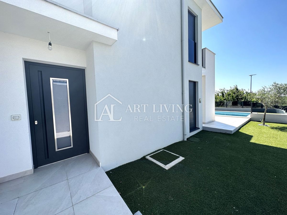 Istria, Umago, dintorni – villa bifamiliare con piscina, a 1,3 km dal mare