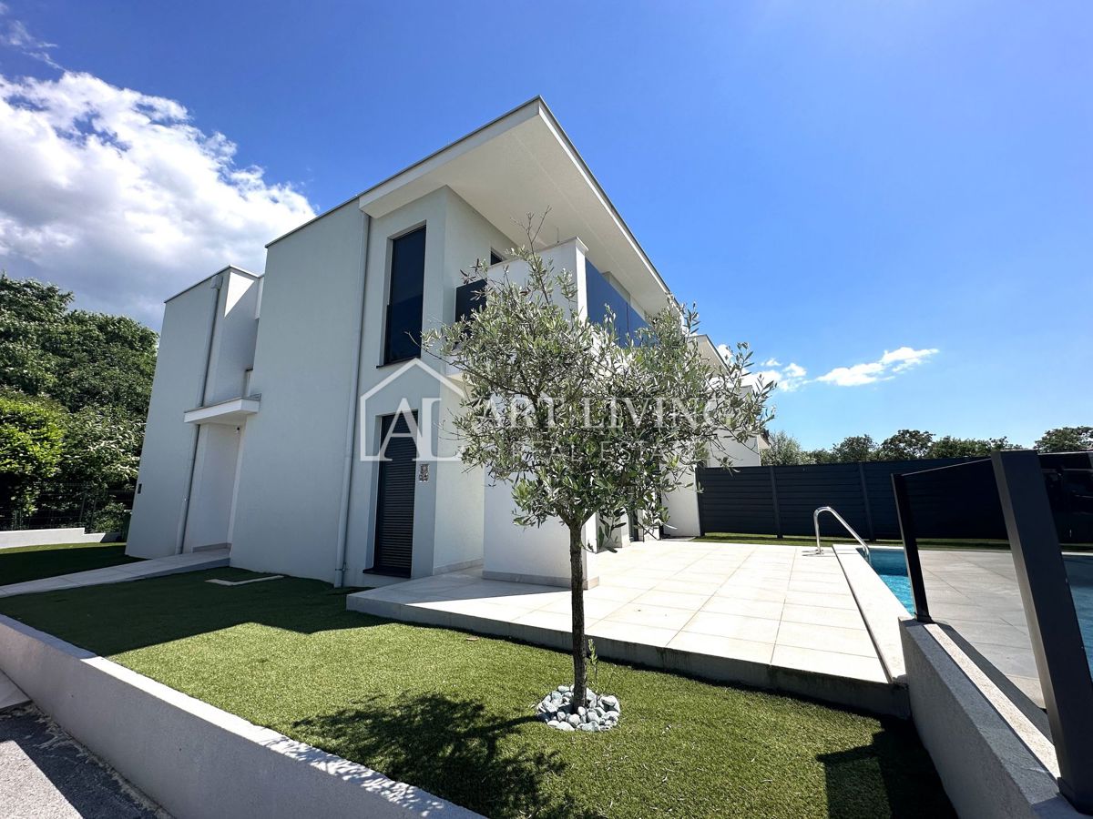 Istria, Umago, dintorni – villa bifamiliare con piscina, a 1,3 km dal mare