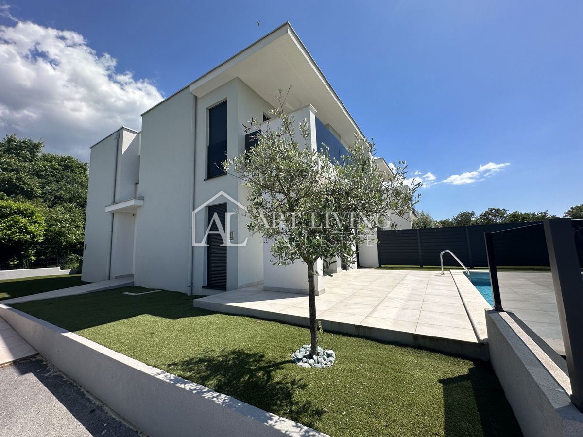 Istria, Umago, dintorni – villa bifamiliare con piscina, a 1,3 km dal mare