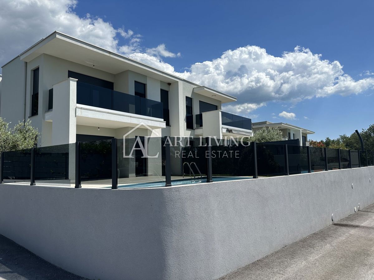 Istria, Umago, dintorni – villa bifamiliare con piscina, a 1,3 km dal mare