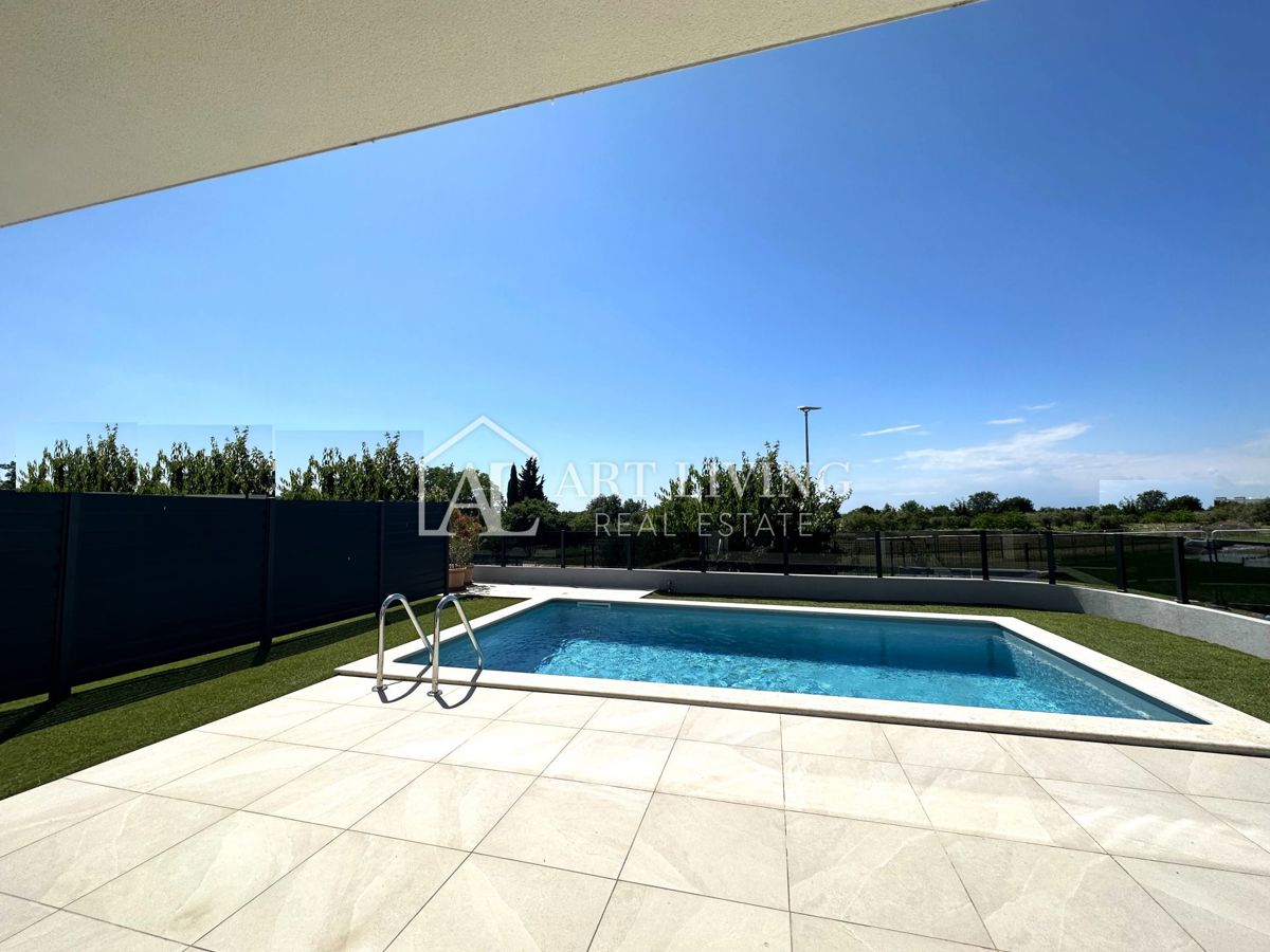 Istria, Umago, dintorni – villa bifamiliare con piscina, a 1,3 km dal mare