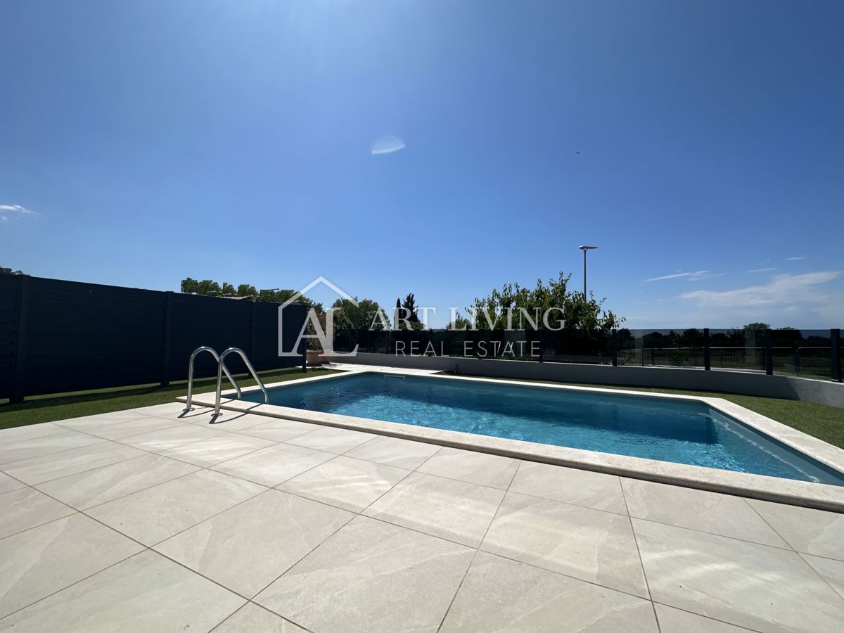 Istria, Umago, dintorni – villa bifamiliare con piscina, a 1,3 km dal mare