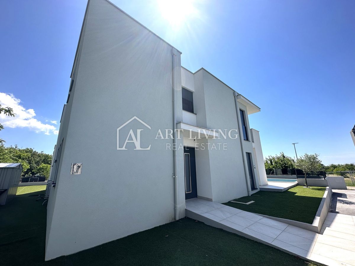 Istria, Umago, dintorni – villa bifamiliare con piscina, a 1,3 km dal mare