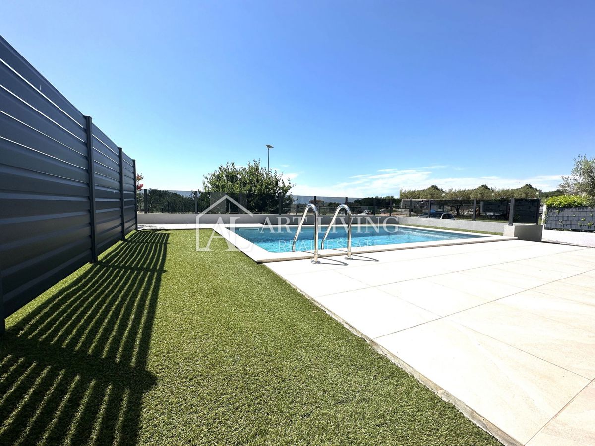 Istria, Umago, dintorni – villa bifamiliare con piscina, a 1,3 km dal mare