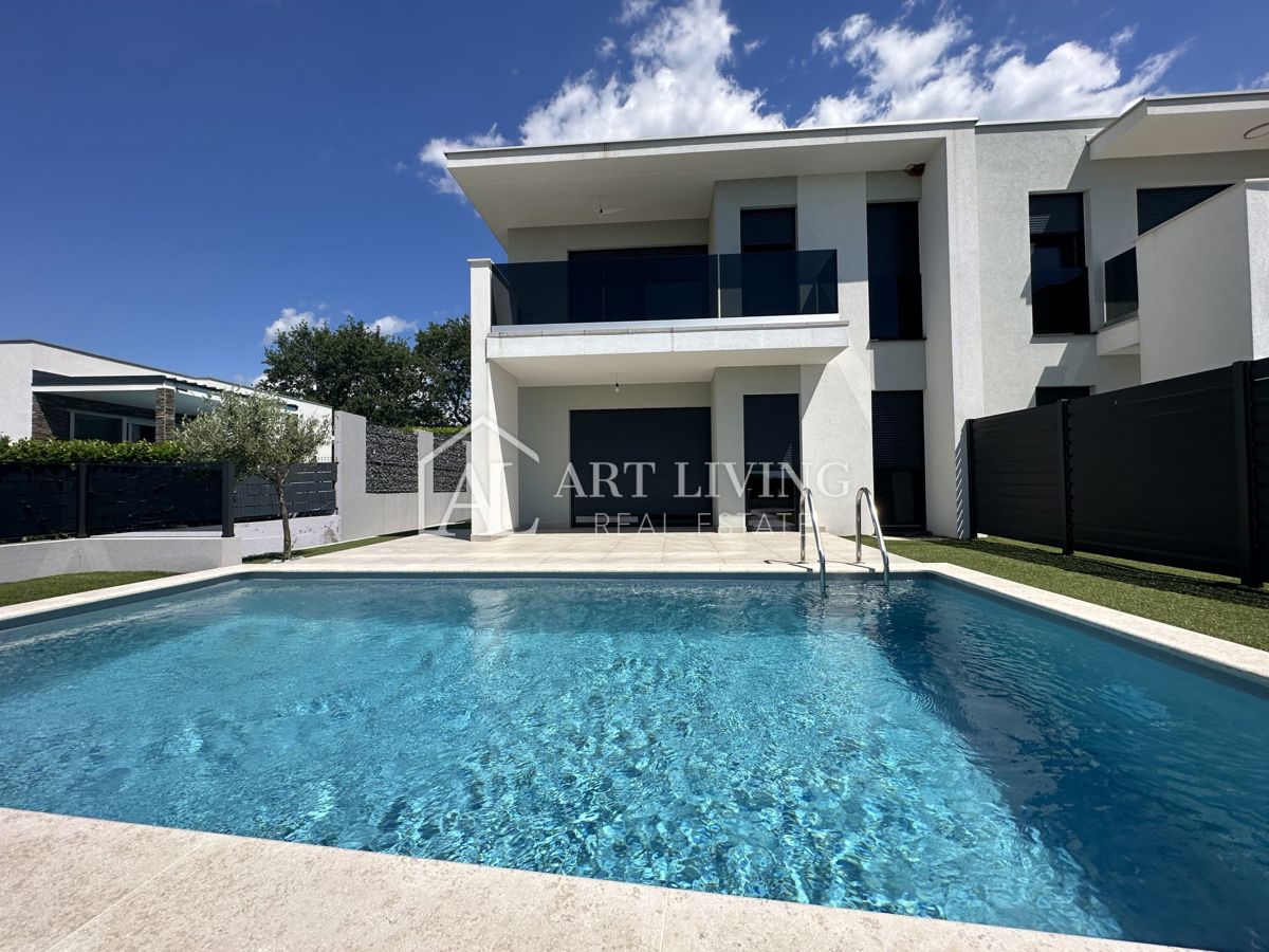 Istria, Umago, dintorni – villa bifamiliare con piscina, a 1,3 km dal mare