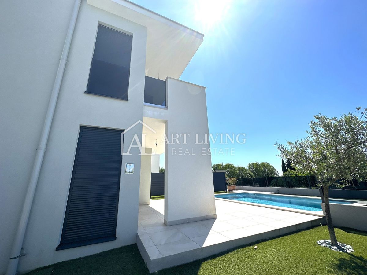 Istria, Umago, dintorni – villa bifamiliare con piscina, a 1,3 km dal mare