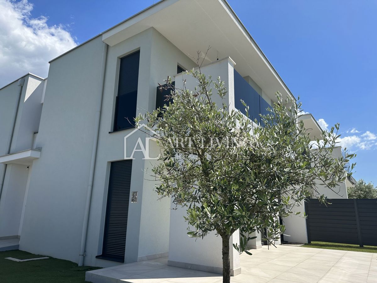 Istria, Umago, dintorni – villa bifamiliare con piscina, a 1,3 km dal mare