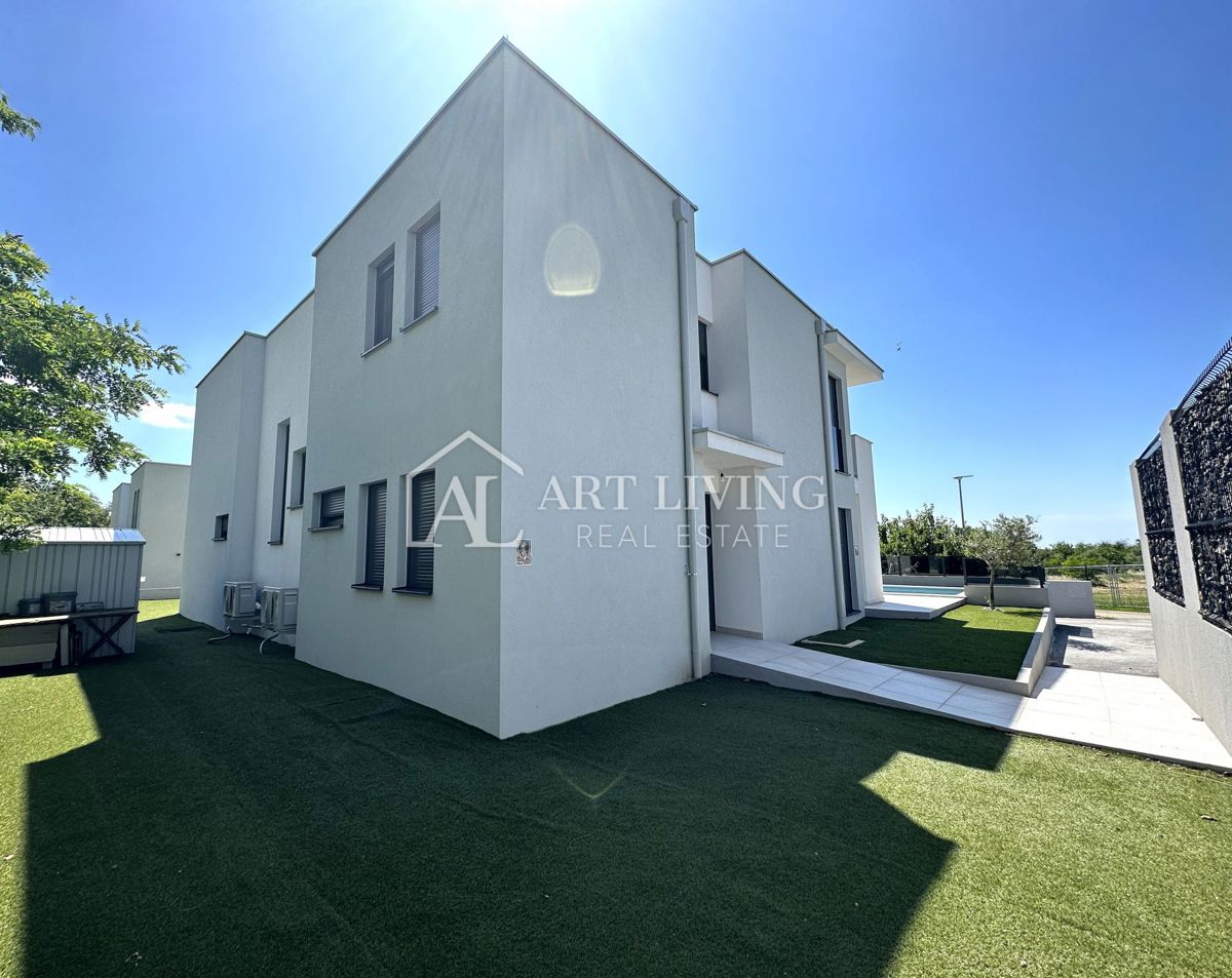 Istria, Umago, dintorni – villa bifamiliare con piscina, a 1,3 km dal mare