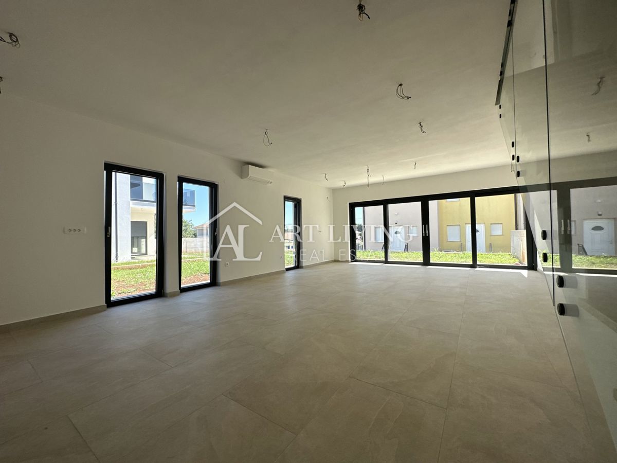 NOVIGRAD, dintorni - ATTRAENTE CASA DOPPIA, A 300 m DAL MARE, POSIZIONE OTTIMA