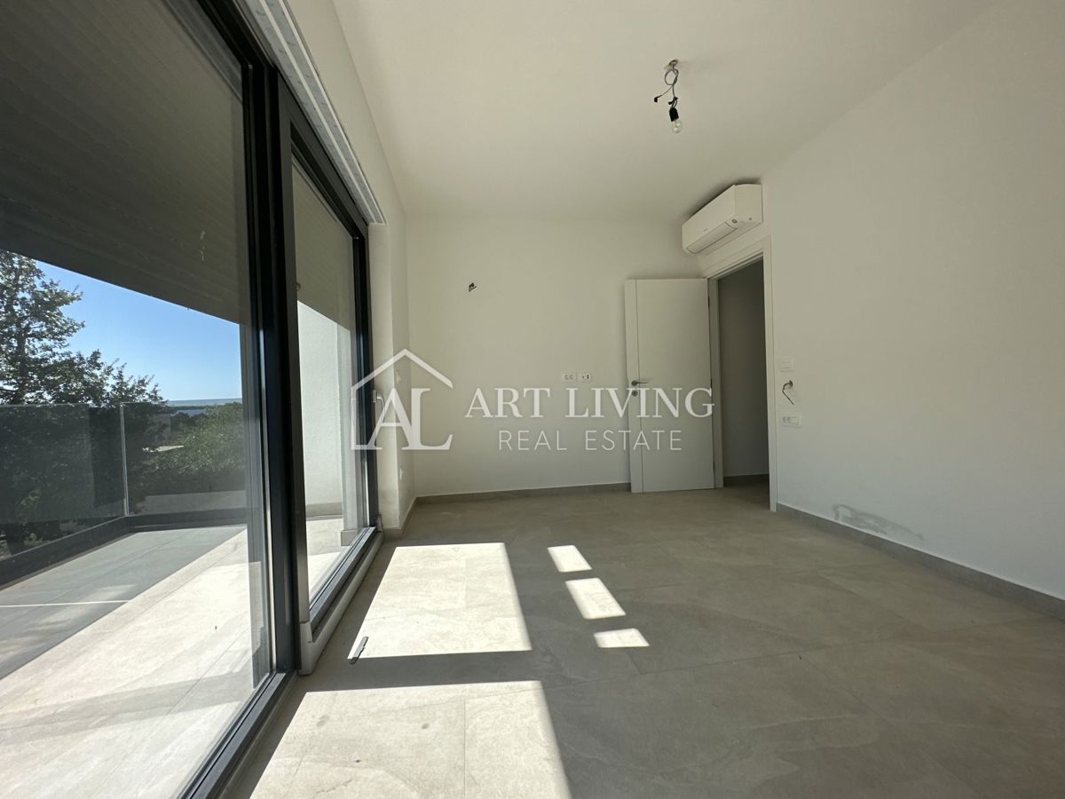 NOVIGRAD, dintorni - ATTRAENTE CASA DOPPIA, A 300 m DAL MARE, POSIZIONE OTTIMA