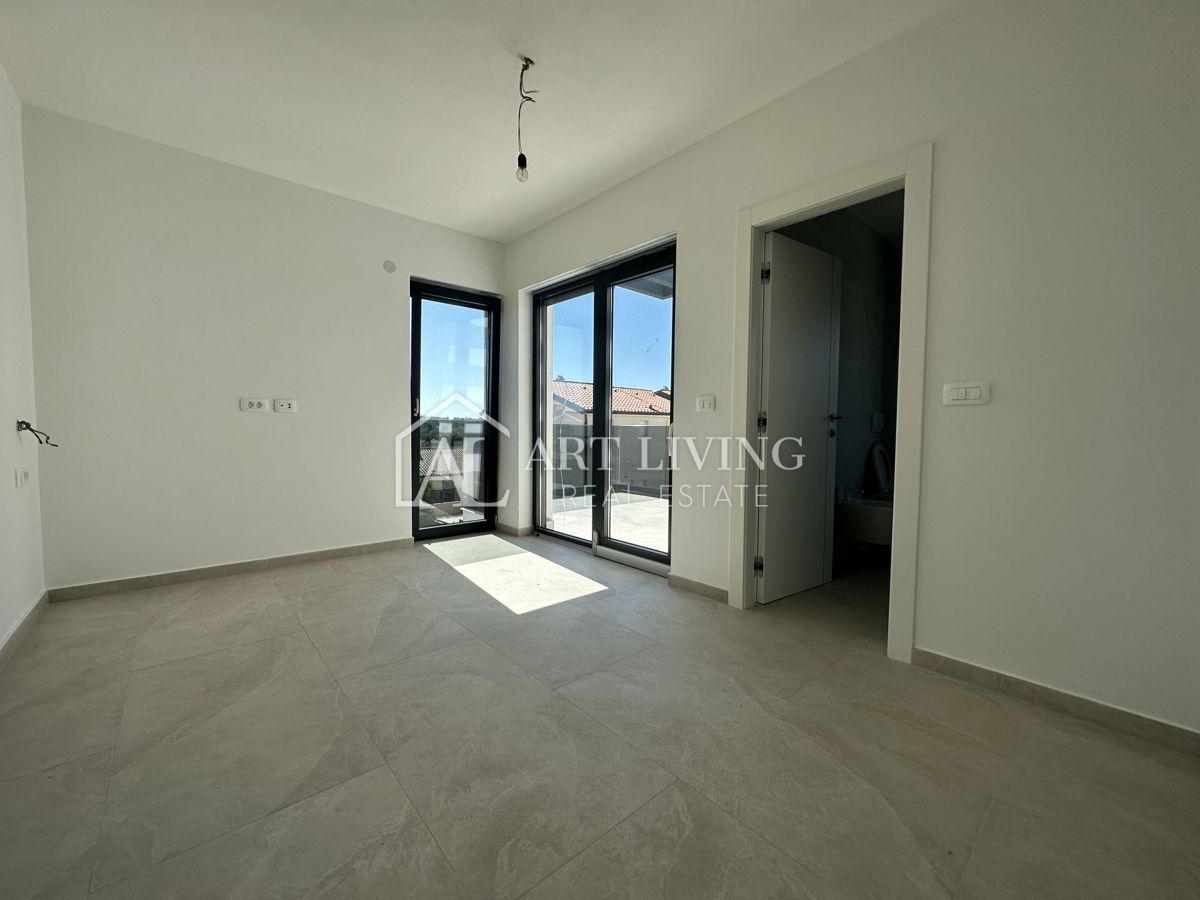 NOVIGRAD, dintorni - ATTRAENTE CASA DOPPIA, A 300 m DAL MARE, POSIZIONE OTTIMA