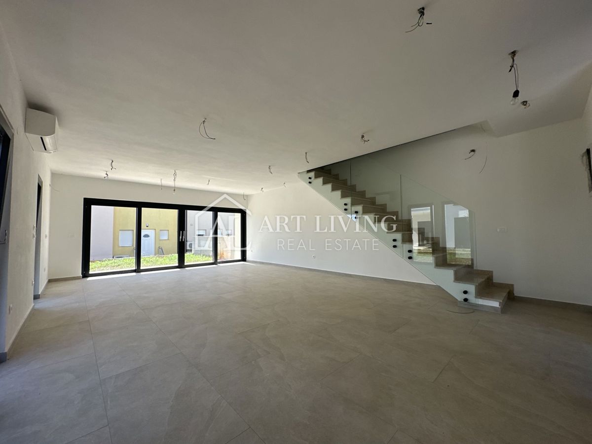 NOVIGRAD, dintorni - ATTRAENTE CASA DOPPIA, A 300 m DAL MARE, POSIZIONE OTTIMA