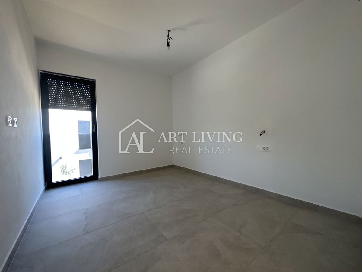 NOVIGRAD, dintorni - ATTRAENTE CASA DOPPIA, A 300 m DAL MARE, POSIZIONE OTTIMA