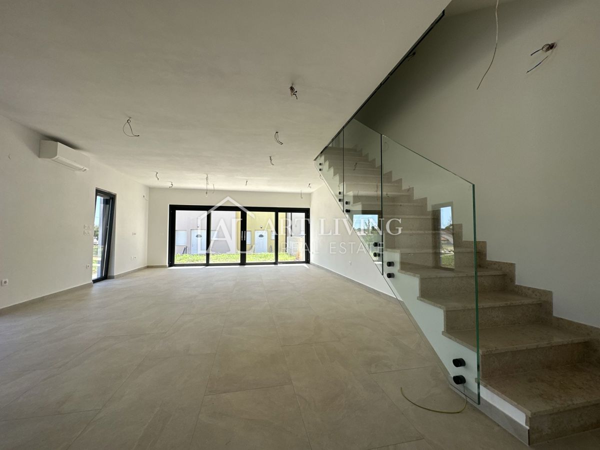 NOVIGRAD, dintorni - ATTRAENTE CASA DOPPIA, A 300 m DAL MARE, POSIZIONE OTTIMA