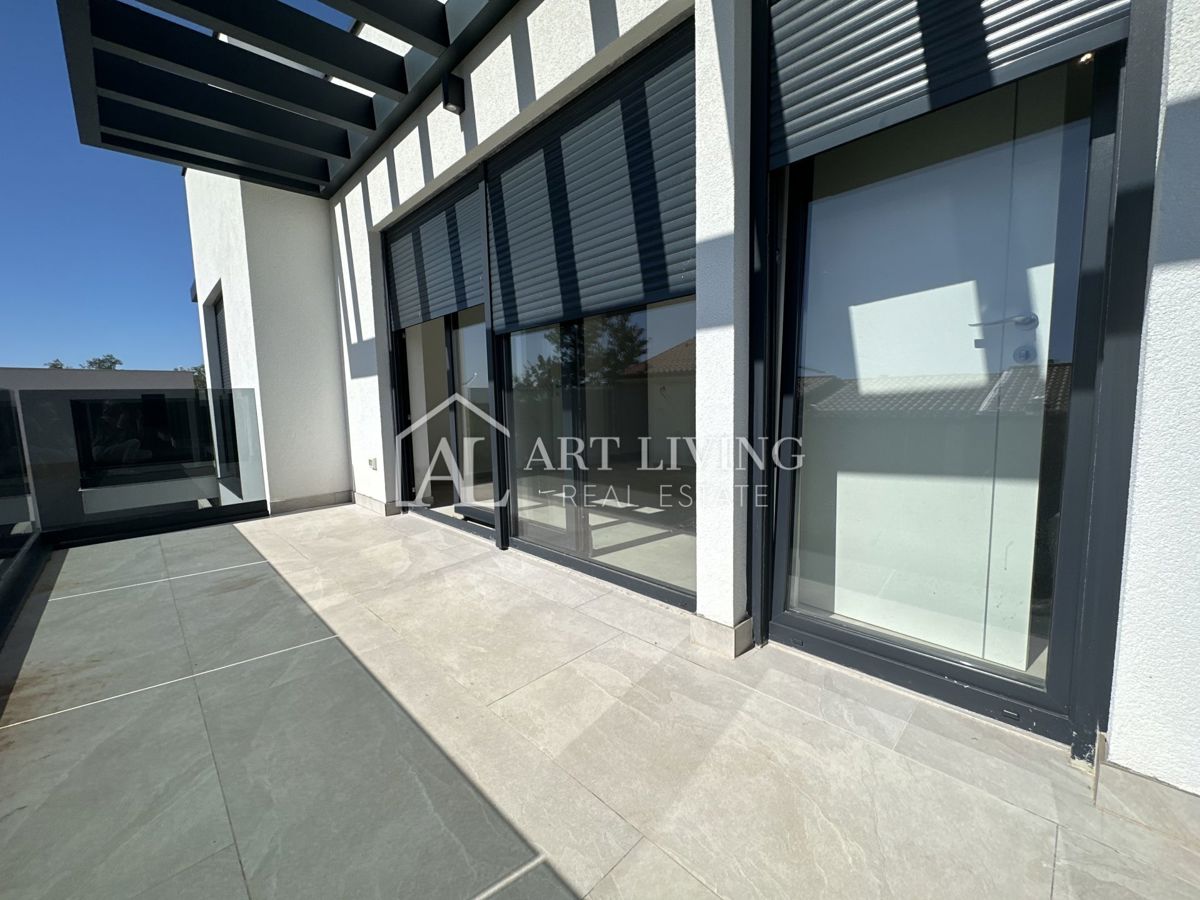 NOVIGRAD, dintorni - ATTRAENTE CASA DOPPIA, A 300 m DAL MARE, POSIZIONE OTTIMA