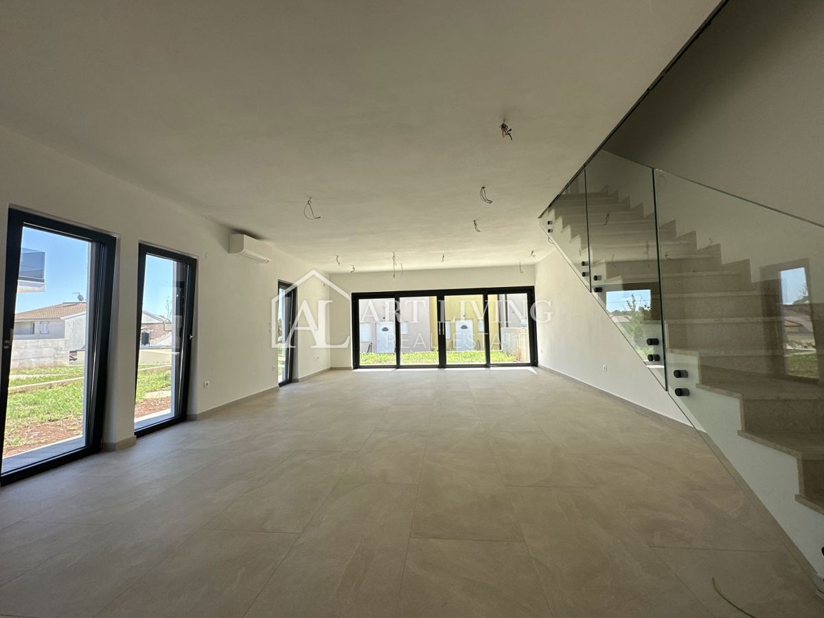 NOVIGRAD, dintorni - ATTRAENTE CASA DOPPIA, A 300 m DAL MARE, POSIZIONE OTTIMA