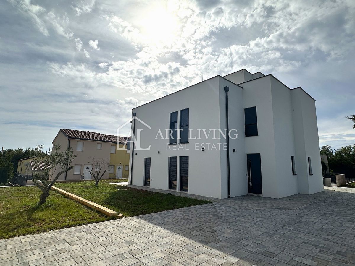NOVIGRAD, dintorni - ATTRAENTE CASA DOPPIA, A 300 m DAL MARE, POSIZIONE OTTIMA