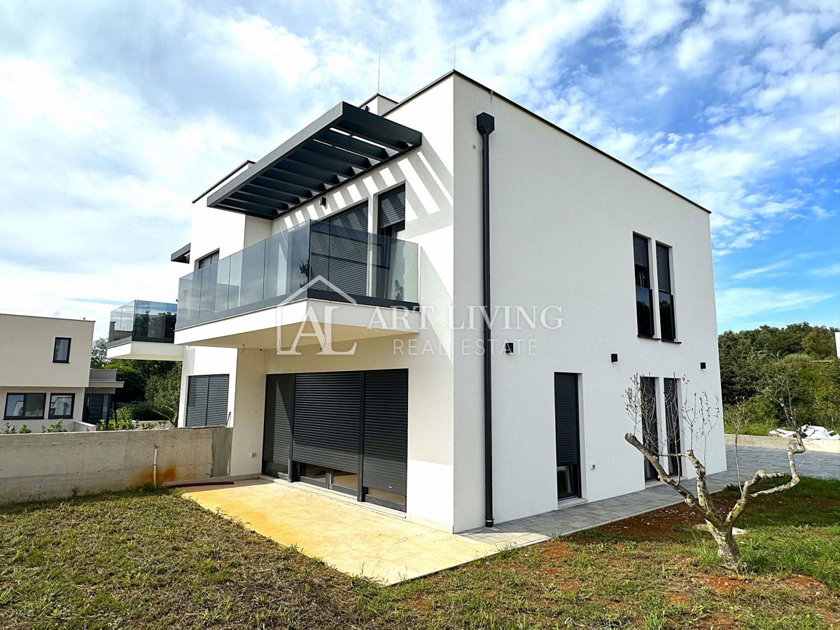 NOVIGRAD, dintorni - ATTRAENTE CASA DOPPIA, A 300 m DAL MARE, POSIZIONE OTTIMA