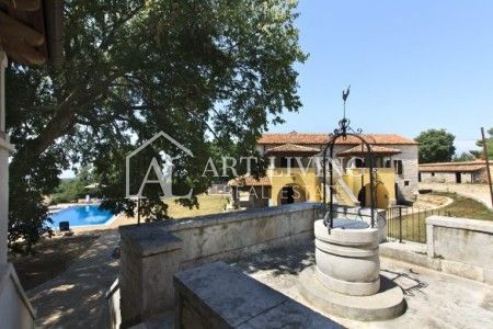 Dintorni di Parenzo, bellissima proprietà con due ville istriane autoctone con piscina su un terreno di 3039 m2