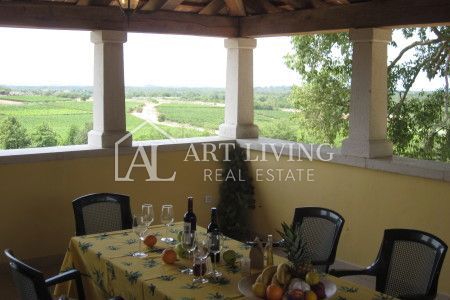 Dintorni di Parenzo, bellissima proprietà con due ville istriane autoctone con piscina su un terreno di 3039 m2