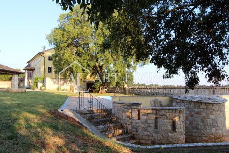 Dintorni di Parenzo, bellissima proprietà con due ville istriane autoctone con piscina su un terreno di 3039 m2