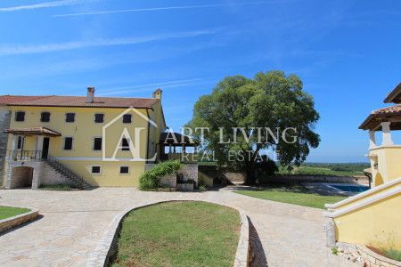 Dintorni di Parenzo, bellissima proprietà con due ville istriane autoctone con piscina su un terreno di 3039 m2