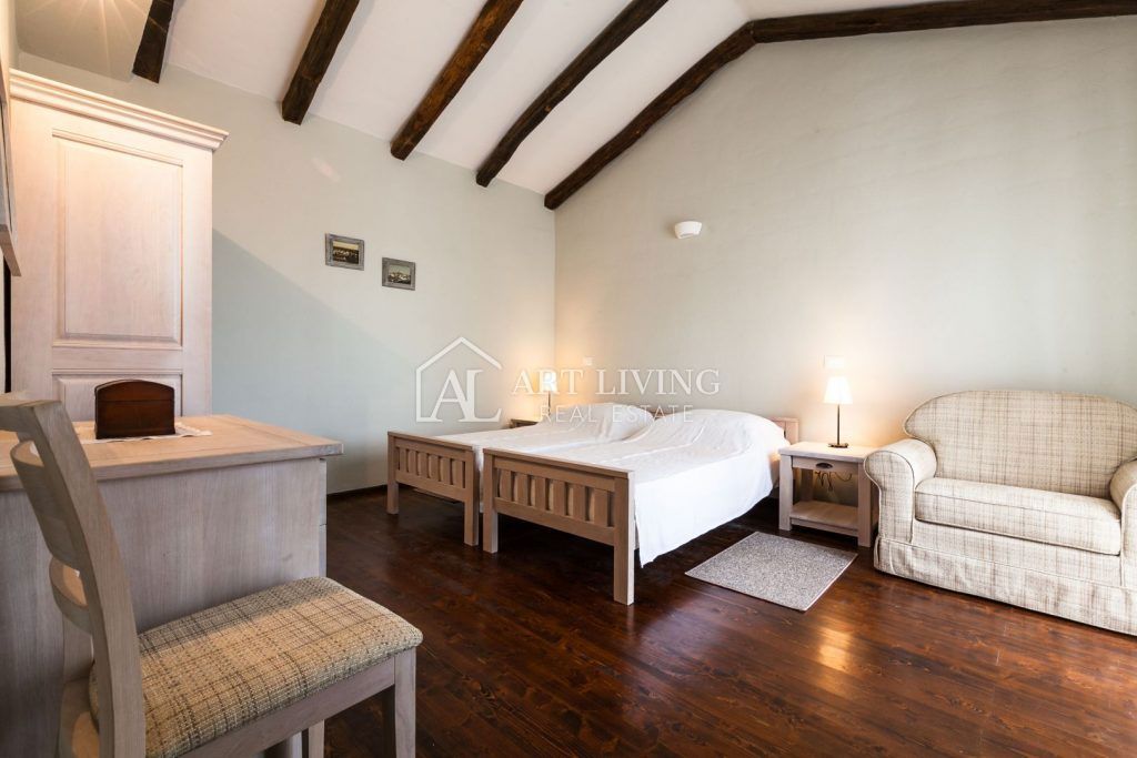 Poreč-dintorni, villa di lusso in pietra in stile rustico con piscina