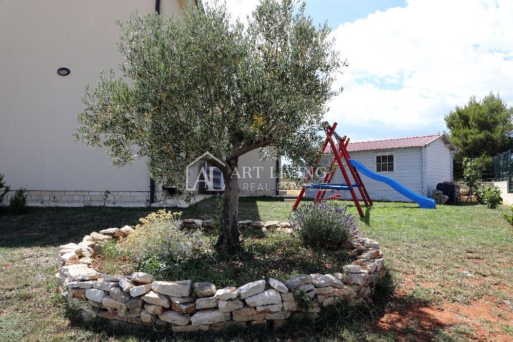 Pola - dintorni, Villa con piscina e vista panoramica sul mare