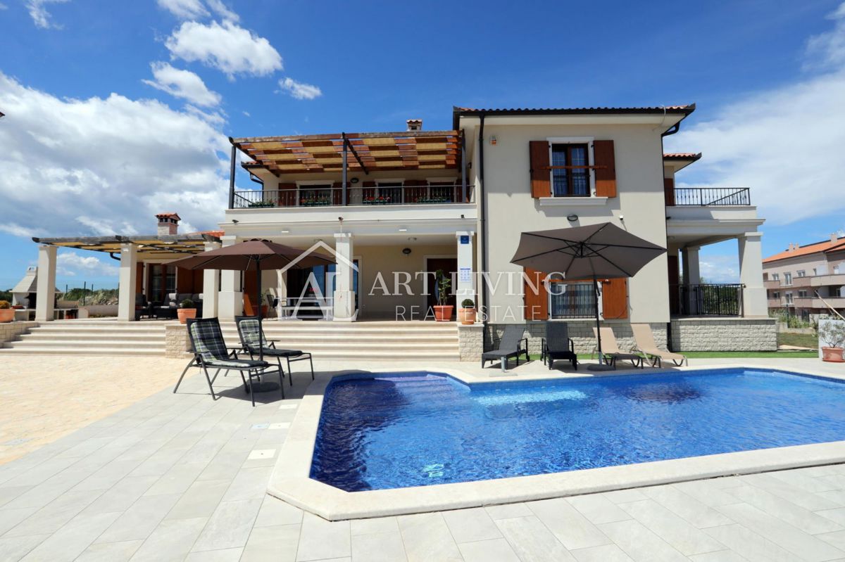 Pola - dintorni, Villa con piscina e vista panoramica sul mare