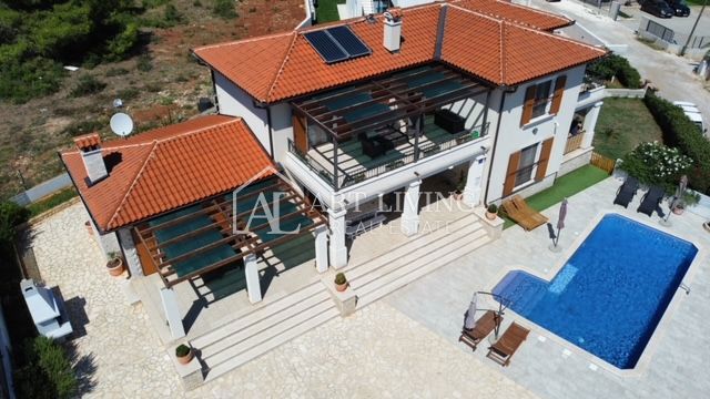 Pola - dintorni, Villa con piscina e vista panoramica sul mare