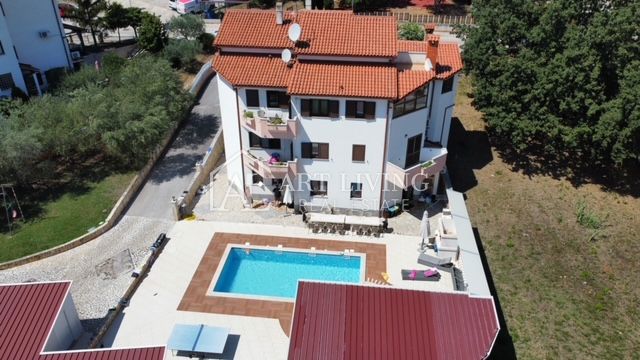 Pola - dintorni, condominio con piscina a 800 metri dal mare