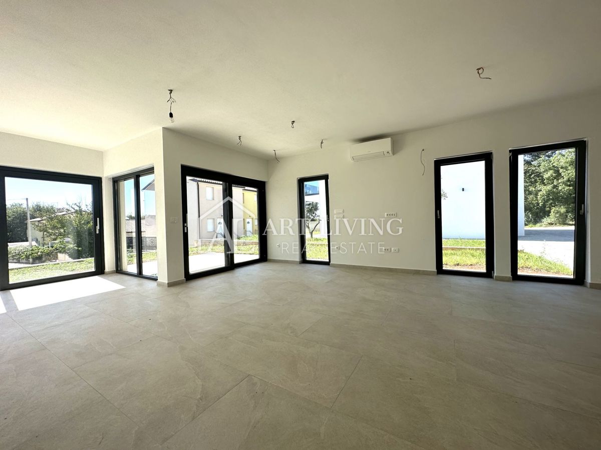 NOVIGRAD, dintorni - MODERNA CASA DOPPIA IN POSIZIONE ECCEZIONALE - A SOLI 300 m DAL MARE!