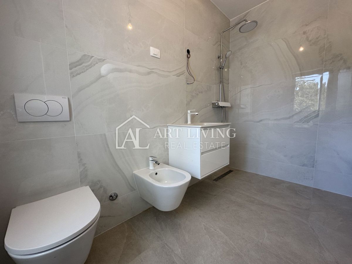 NOVIGRAD, dintorni - MODERNA CASA DOPPIA IN POSIZIONE ECCEZIONALE - A SOLI 300 m DAL MARE!