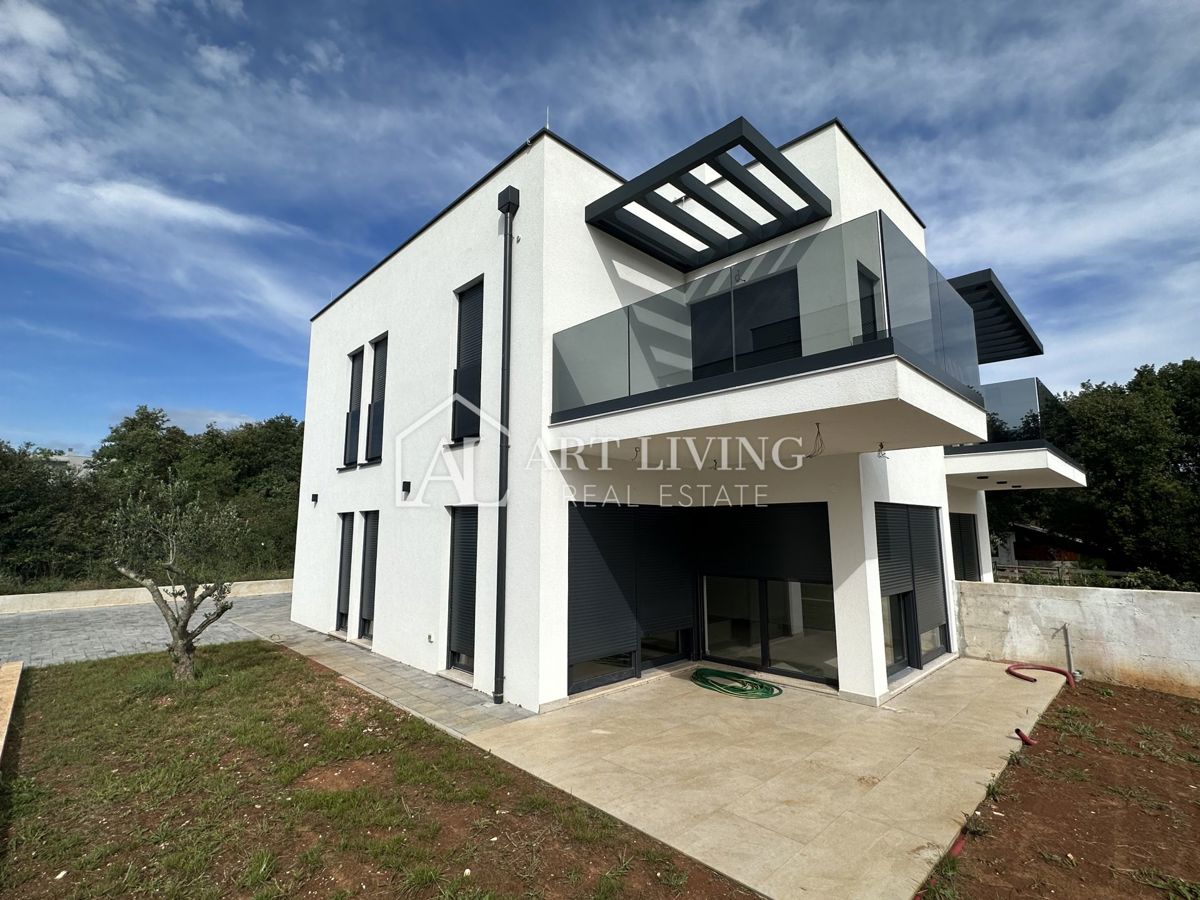 NOVIGRAD, dintorni - MODERNA CASA DOPPIA IN POSIZIONE ECCEZIONALE - A SOLI 300 m DAL MARE!