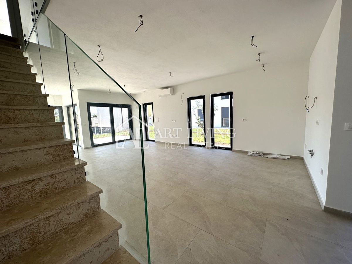 NOVIGRAD, dintorni - MODERNA CASA DOPPIA IN POSIZIONE ECCEZIONALE - A SOLI 300 m DAL MARE!