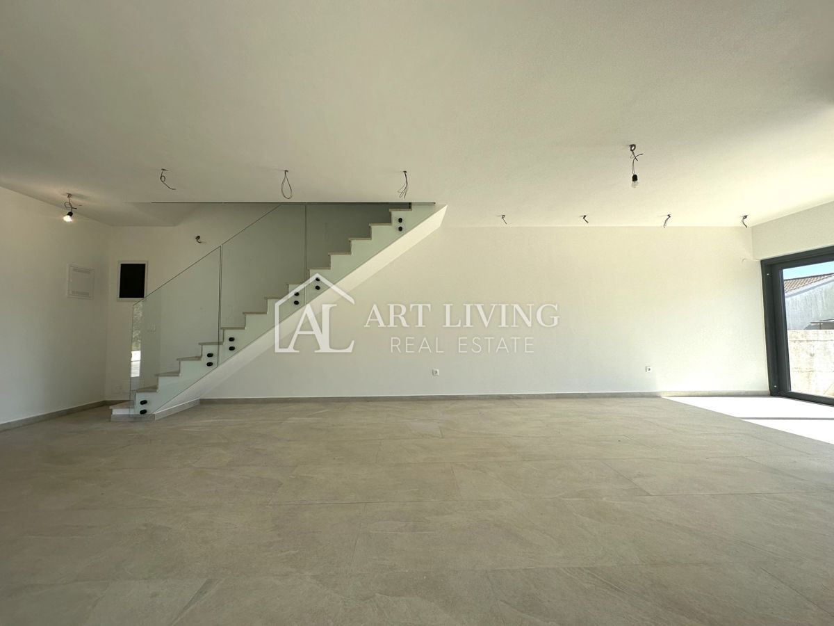 NOVIGRAD, dintorni - MODERNA CASA DOPPIA IN POSIZIONE ECCEZIONALE - A SOLI 300 m DAL MARE!