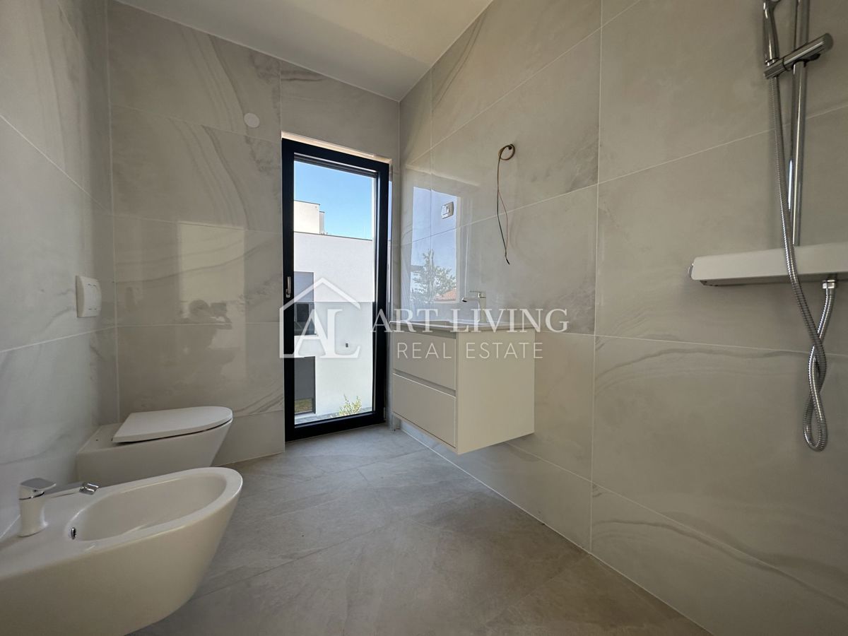 NOVIGRAD, dintorni - MODERNA CASA DOPPIA IN POSIZIONE ECCEZIONALE - A SOLI 300 m DAL MARE!