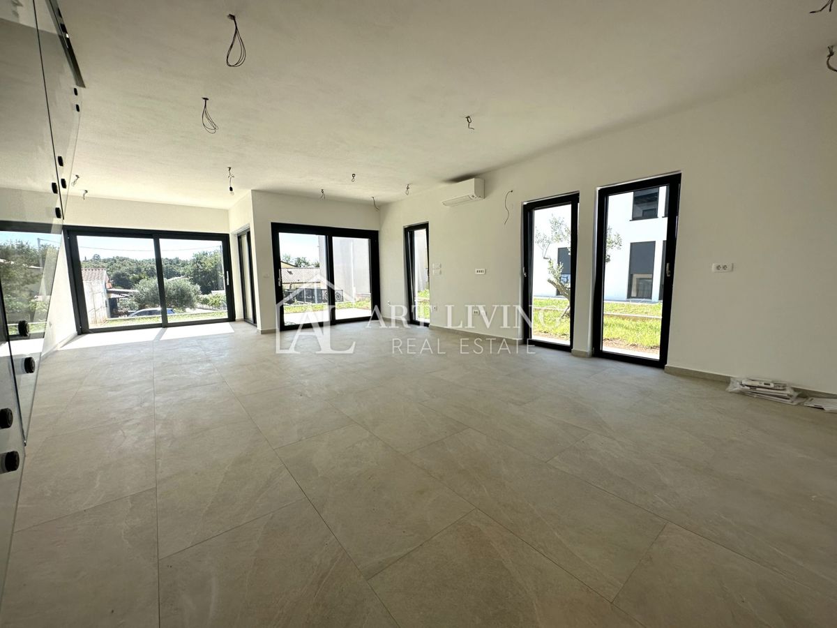 NOVIGRAD, dintorni - MODERNA CASA DOPPIA IN POSIZIONE ECCEZIONALE - A SOLI 300 m DAL MARE!
