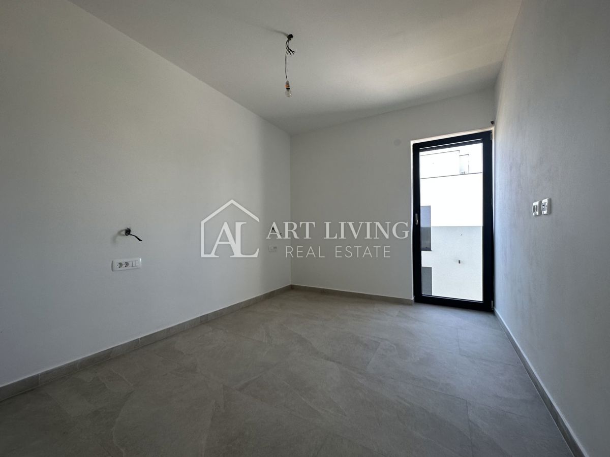 NOVIGRAD, dintorni - MODERNA CASA DOPPIA IN POSIZIONE ECCEZIONALE - A SOLI 300 m DAL MARE!